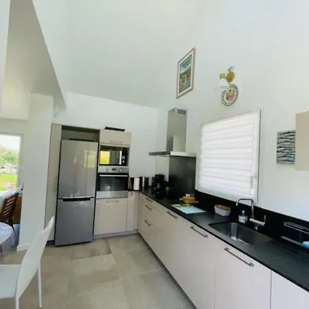 Holiday home Maison 3* Avec Terrasse, Confort Moderne, Proche Plages Et Randonnees - Fr-1-542-53 Tregastel